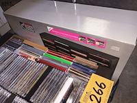 Lot 266 - muziek cd’s en rekje - afbeelding 2 van  3