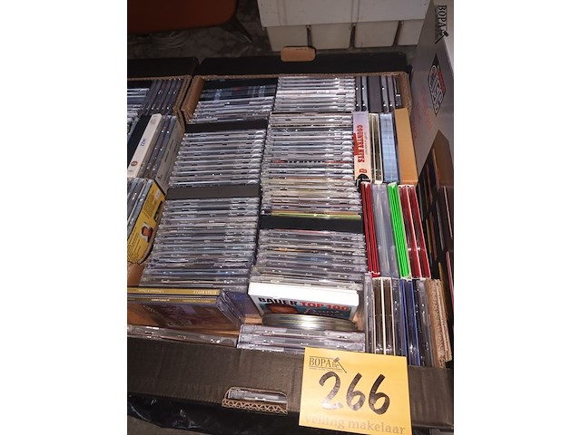 Lot 266 - muziek cd’s en rekje - afbeelding 3 van  3