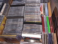 Lot 266 - muziek cd’s en rekje - afbeelding 3 van  3