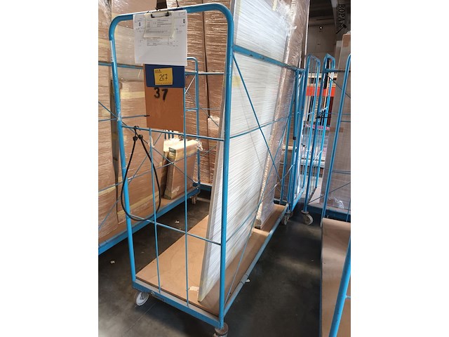Lot 267 - blauwe transportkar met inhoud - afbeelding 1 van  2