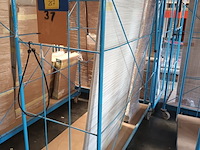 Lot 267 - blauwe transportkar met inhoud - afbeelding 1 van  2