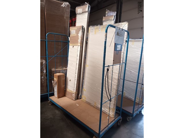 Lot 267 - blauwe transportkar met inhoud - afbeelding 2 van  2