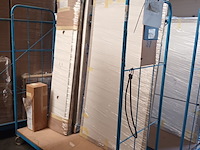 Lot 267 - blauwe transportkar met inhoud - afbeelding 2 van  2