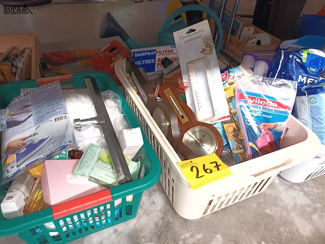 Lot 267 - huisraad en poetsmateriaal. 3 bakken - afbeelding 1 van  5