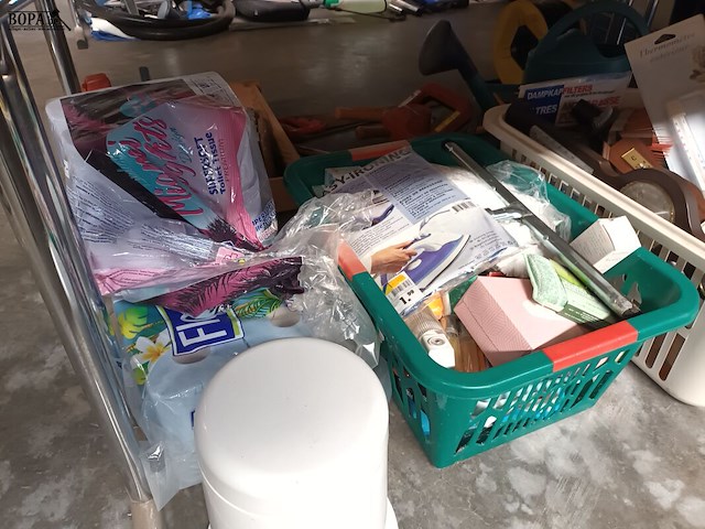 Lot 267 - huisraad en poetsmateriaal. 3 bakken - afbeelding 2 van  5