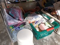 Lot 267 - huisraad en poetsmateriaal. 3 bakken - afbeelding 2 van  5