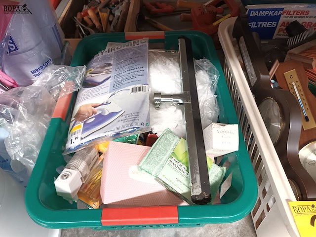 Lot 267 - huisraad en poetsmateriaal. 3 bakken - afbeelding 3 van  5