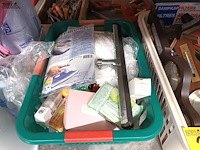 Lot 267 - huisraad en poetsmateriaal. 3 bakken - afbeelding 3 van  5