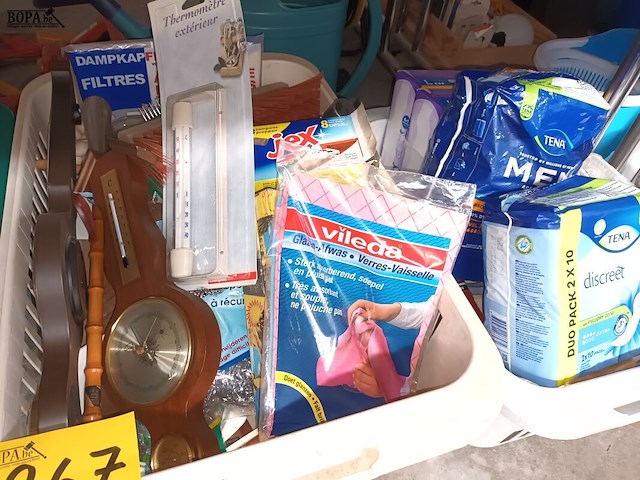 Lot 267 - huisraad en poetsmateriaal. 3 bakken - afbeelding 4 van  5