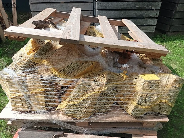 Lot 267 - pallet met zakken brandhout - afbeelding 1 van  3
