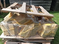 Lot 267 - pallet met zakken brandhout