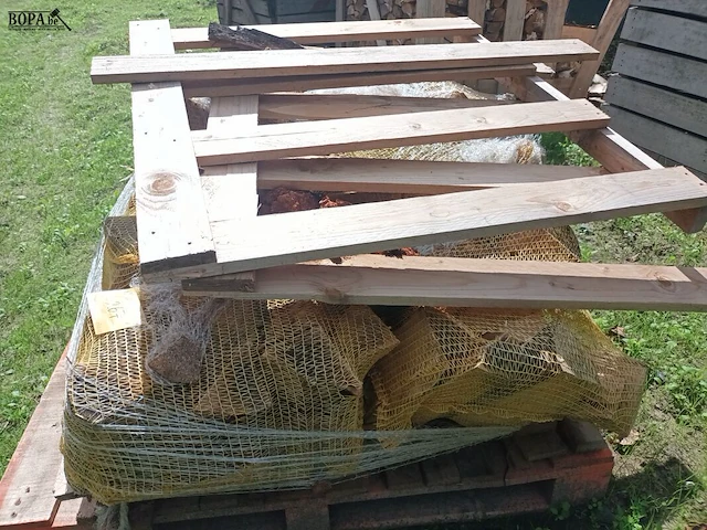 Lot 267 - pallet met zakken brandhout - afbeelding 2 van  3