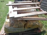 Lot 267 - pallet met zakken brandhout - afbeelding 2 van  3