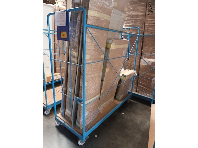 Lot 268 - blauwe transportkar met inhoud - afbeelding 1 van  2