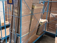 Lot 268 - blauwe transportkar met inhoud - afbeelding 1 van  2