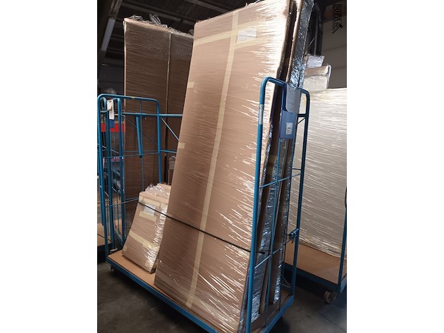 Lot 268 - blauwe transportkar met inhoud - afbeelding 2 van  2