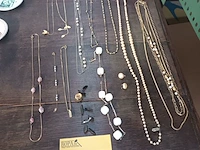 Lot 268 - juwelen. 13 stuks