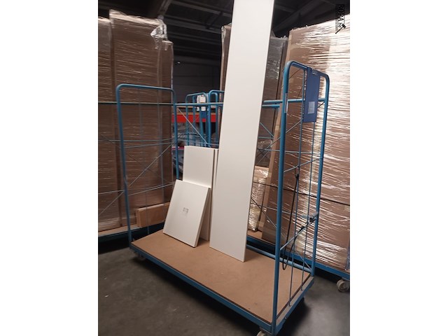 Lot 269 - blauwe transportkar met inhoud - afbeelding 1 van  2