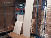 Lot 269 - blauwe transportkar met inhoud - afbeelding 1 van  2