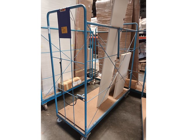 Lot 269 - blauwe transportkar met inhoud - afbeelding 2 van  2