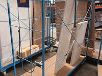 Lot 269 - blauwe transportkar met inhoud - afbeelding 2 van  2