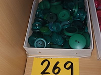 Lot 269 - doos met retro knopen - afbeelding 1 van  2