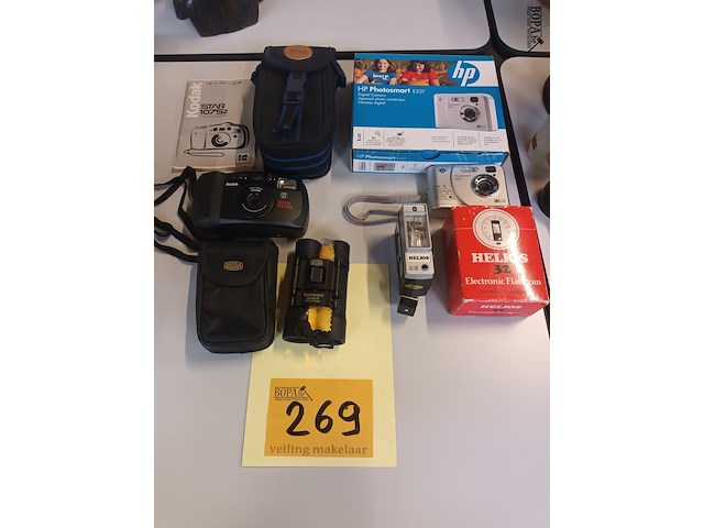 Lot 269 - fototoestellen, verrekijker en flits - afbeelding 1 van  5