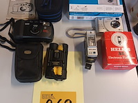 Lot 269 - fototoestellen, verrekijker en flits - afbeelding 1 van  5