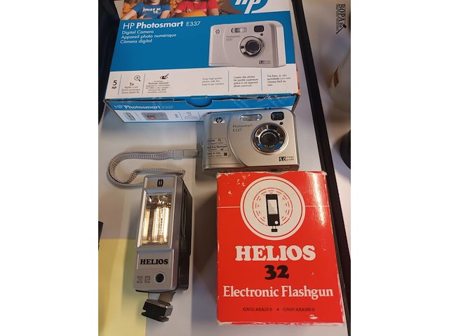 Lot 269 - fototoestellen, verrekijker en flits - afbeelding 2 van  5