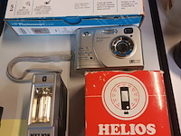 Lot 269 - fototoestellen, verrekijker en flits - afbeelding 2 van  5