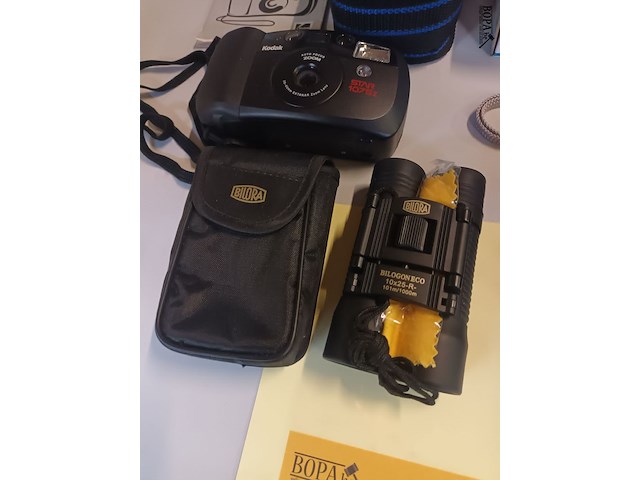 Lot 269 - fototoestellen, verrekijker en flits - afbeelding 3 van  5