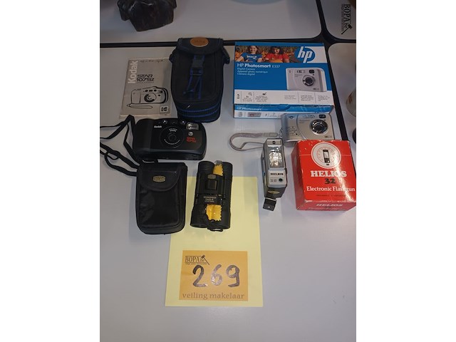 Lot 269 - fototoestellen, verrekijker en flits - afbeelding 5 van  5