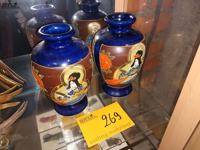 Lot 269 - japanse vazen. 2 stuks - afbeelding 1 van  6