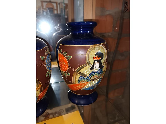 Lot 269 - japanse vazen. 2 stuks - afbeelding 2 van  6