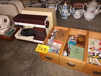 Lot 269 - naaigerei en naaimachines - afbeelding 1 van  4