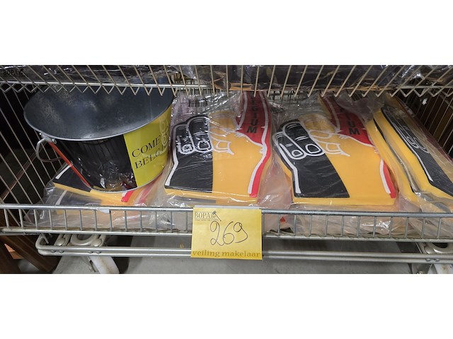 Lot 269 - supporters duimen rode duivels en ijsemmer - afbeelding 1 van  3