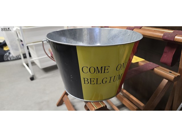 Lot 269 - supporters duimen rode duivels en ijsemmer - afbeelding 2 van  3