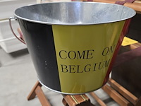 Lot 269 - supporters duimen rode duivels en ijsemmer - afbeelding 2 van  3