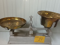 Lot 27 - antieke weegschaal