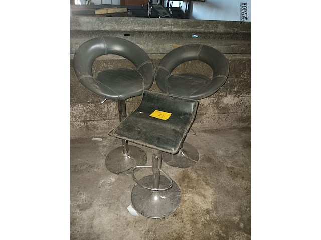 Lot 27 - barkrukken. 3 stuks - afbeelding 1 van  1