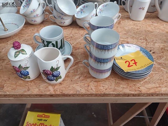 Lot 27 - borden en tassen. 15 stuks - afbeelding 1 van  4