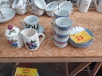 Lot 27 - borden en tassen. 15 stuks