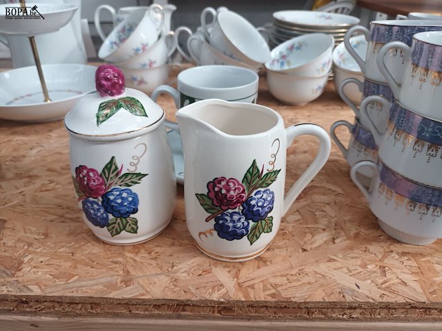 Lot 27 - borden en tassen. 15 stuks - afbeelding 2 van  4