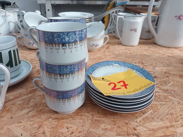 Lot 27 - borden en tassen. 15 stuks - afbeelding 3 van  4