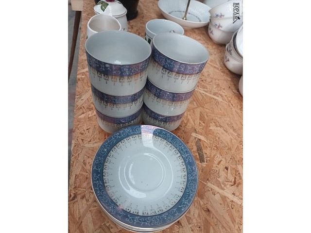 Lot 27 - borden en tassen. 15 stuks - afbeelding 4 van  4