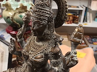 Lot 27 - bronzen beeld godin - afbeelding 2 van  5