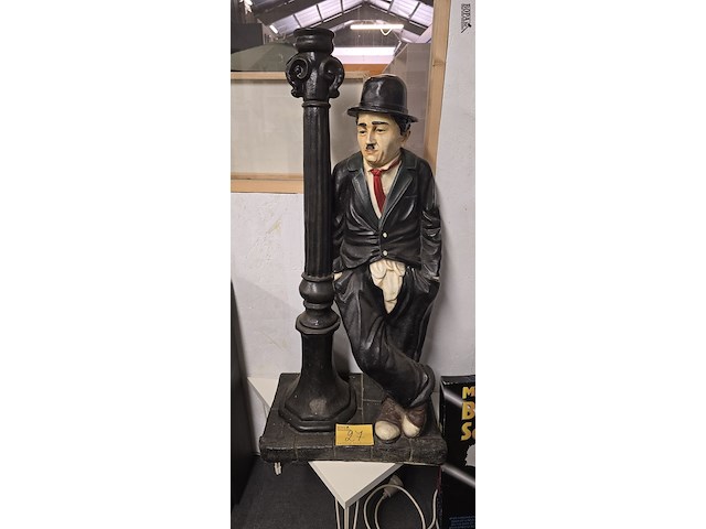 Lot 27 - charlie chaplin - afbeelding 1 van  3