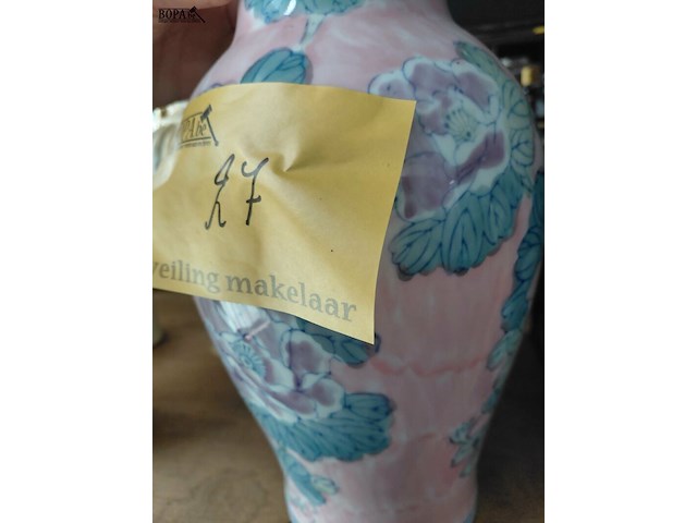 Lot 27 - chinese vaas - afbeelding 2 van  3