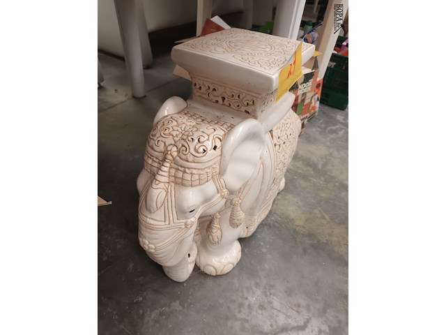 Lot 27 - decoratieve olifant - afbeelding 1 van  4