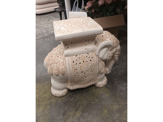 Lot 27 - decoratieve olifant - afbeelding 2 van  4